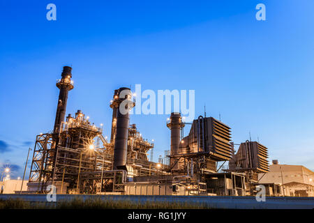 Centrale électrique à turbine à gaz dans la nuit Banque D'Images