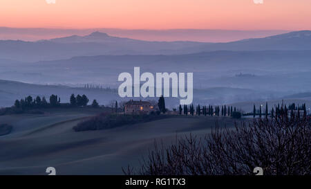 Beau lever de soleil sur les collines toscanes entre San Quirico d'Orcia et la Rocca di Radicofani, Sienne, Italie Banque D'Images