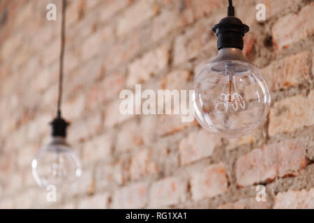 Antique style décoratif edison ampoules contre brick wall background Banque D'Images