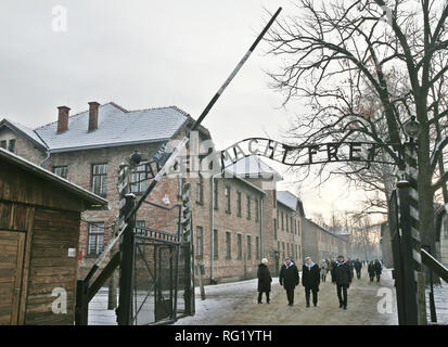 La porte principale de la camp de concentration et d'extermination nazis Auschwitz portant la devise Arbeit macht frei (le travail apporte la liberté). 74ème anniversaire de la libération d'Auschwitz et le jour de l'Holocauste. La plus grande concentration et d'extermination nazi d'Auschwitz-Birkenau KL camp a été libéré par l'Armée rouge le 27 janvier 1945. Banque D'Images