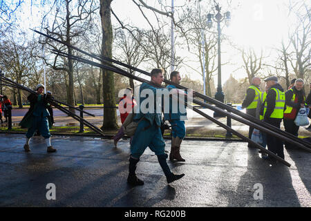 London UK. 27 janvier 2019. Les membres de la société de préparer la guerre civile pour revenir sur la route prise par le Roi Charles I de St James' Palace le long de la Mall à l'endroit de son exécution à la Banqueting House à Whitehall le 30 janvier 1649 Credit : amer ghazzal/Alamy Live News Banque D'Images