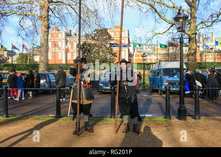 London UK. 27 janvier 2019. Les membres de la société de préparer la guerre civile pour revenir sur la route prise par le Roi Charles I de St James' Palace le long de la Mall à l'endroit de son exécution à la Banqueting House à Whitehall le 30 janvier 1649 Credit : amer ghazzal/Alamy Live News Banque D'Images