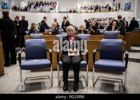 Mainz, Allemagne. 27 Jan, 2019. Henriette Kretz, survivant de l'Holocauste de Pologne, se situe avant le début de la cérémonie de commémoration au Landtag. Le parlement de l'état de Rhénanie-palatinat est titulaire d'un événement pour commémorer l'holocauste. Crédit : Andreas Arnold/dpa/Alamy Live News Banque D'Images