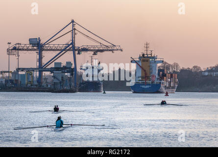 La ville de Cork, Cork, Irlande. 27 janvier, 2019. Les rameurs du dimanche matin sur la rivière Lee, à Cork, Irlande, le porte-conteneurs Samskip Express quitte les quais de Tivoli pour Rotterdam. Crédit : David Creedon/Alamy Live News Banque D'Images