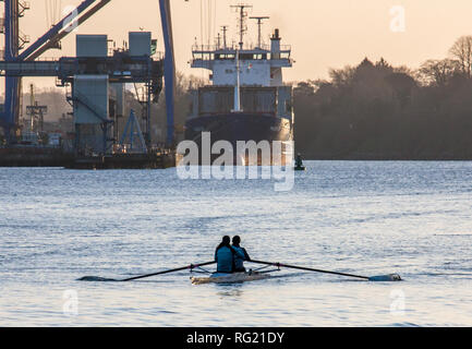 La ville de Cork, Cork, Irlande. 27 janvier, 2019. Les rameurs du dimanche matin sur la rivière Lee, à Cork, Irlande. Crédit : David Creedon/Alamy Live News Banque D'Images