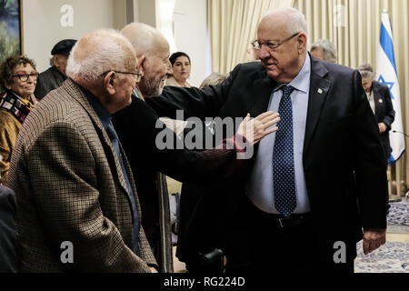 Jérusalem, Israël. 27 janvier, 2019. Le Président israélien Reuven Rivlin accueille les clients comme il l'héberge Aktion Sühnezeichen Friedensdienste (Action Reconciliation Service for Peace) à la résidence du président, qui regroupe les survivants de l'Holocauste et ASF volontaires ainsi que l'ambassadeur allemand à Israël Dr. Susanne Wasum Rainer sur International Holocaust Remembrance Day. nd avec des survivants de l'Holocauste en Israël. Credit : Alon Nir/Alamy Live News Banque D'Images