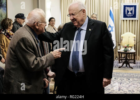 Jérusalem, Israël. 27 janvier, 2019. Le Président israélien Reuven Rivlin accueille les clients comme il l'héberge Aktion Sühnezeichen Friedensdienste (Action Reconciliation Service for Peace) à la résidence du président, qui regroupe les survivants de l'Holocauste et ASF volontaires ainsi que l'ambassadeur allemand à Israël Dr. Susanne Wasum Rainer sur International Holocaust Remembrance Day. nd avec des survivants de l'Holocauste en Israël. Credit : Alon Nir/Alamy Live News Banque D'Images