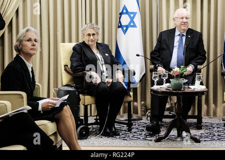 Jérusalem, Israël. 27 janvier, 2019. Le Président israélien Reuven Rivlin (R) hôtes Sühnezeichen Friedensdienste Aktion (Action Reconciliation Service for Peace) à la résidence du président, qui regroupe les survivants de l'Holocauste et ASF volontaires ainsi que l'ambassadeur allemand à Israël Dr. Susanne WASUM RAINER (L) sur International Holocaust Remembrance Day. nd avec des survivants de l'Holocauste en Israël. Credit : Alon Nir/Alamy Live News Banque D'Images