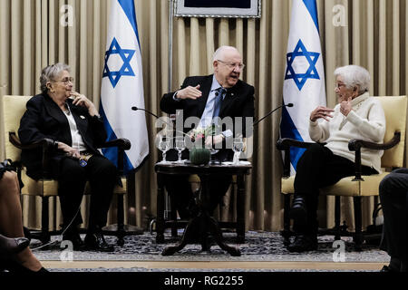 Jérusalem, Israël. 27 janvier, 2019. Le Président israélien Reuven Rivlin (C) s'entretient avec MARIANNE KARMON (R), 98, militant israélien allemande de la réconciliation. Le président a accueilli Aktion Sühnezeichen Friedensdienste (Action Reconciliation Service for Peace) à la résidence du président, qui a réuni les survivants de l'Holocauste et ASF volontaires ainsi que l'ambassadeur allemand à Israël Dr. Susanne Wasum Rainer sur International Holocaust Remembrance Day. nd avec crédit Holo : Alon Nir/Alamy Live News Banque D'Images