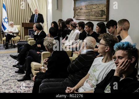 Jérusalem, Israël. 27 janvier, 2019. Le Président israélien Reuven Rivlin parle à une réunion spéciale à l'occasion de la Journée du souvenir de l'Holocauste. Le président a accueilli Aktion Sühnezeichen Friedensdienste (Action Reconciliation Service for Peace) à la résidence du président, qui a réuni les survivants de l'Holocauste et ASF volontaires ainsi que l'ambassadeur allemand à Israël Dr. Susanne Wasum Rainer sur International Holocaust Remembrance Day. nd w Crédit : Alon Nir/Alamy Live News Banque D'Images