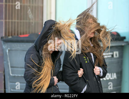 Blackpool, Lancashire. 27 Jan, 2019. Météo britannique. Des coups de vent sur la côte. Les visiteurs de la station balnéaire ont à supporter des vents violents avec les piétons d'être soufflé sur sur la promenade de front de mer. Tempête , blow, Tempest, perdus, tresses emmêlées, mauvais jour de cheveux sur la promenade de front de mer.AlamyLiveNews MediaWorldImages:Crédit/ Banque D'Images