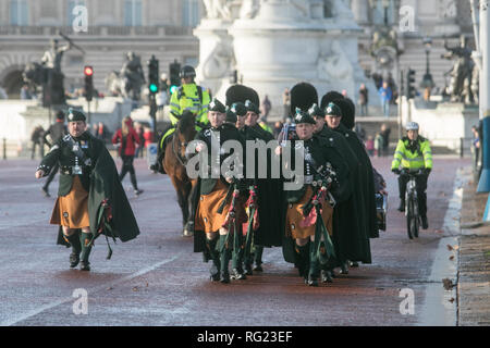London UK. 27 janvier 2019. Les membres de l'Irish Guards Parade sur le Mall sur une journée froide et ensoleillée à Londres : Crédit amer ghazzal/Alamy Live News Banque D'Images