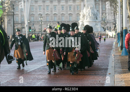 London UK. 27 janvier 2019. Les membres de l'Irish Guards Parade sur le Mall sur une journée froide et ensoleillée à Londres : Crédit amer ghazzal/Alamy Live News Banque D'Images