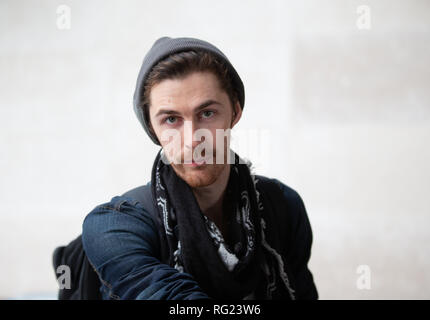 Londres, Royaume-Uni. 27 janvier, 2019. Andrew Hozier-Byrne connu par les mononym 'Hozier', quitte la BBC Studios. Il avait un grand succès avec la chanson, "Emmenez-moi à l'Église'. Credit : Tommy Londres/Alamy Live News Banque D'Images