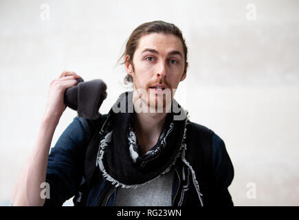 Londres, Royaume-Uni. 27 janvier, 2019. Andrew Hozier-Byrne connu par les mononym 'Hozier', quitte la BBC Studios. Il avait un grand succès avec la chanson, "Emmenez-moi à l'Église'. Credit : Tommy Londres/Alamy Live News Banque D'Images