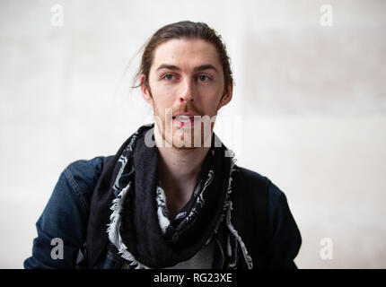 Londres, Royaume-Uni. 27 janvier, 2019. Andrew Hozier-Byrne connu par les mononym 'Hozier', quitte la BBC Studios. Il avait un grand succès avec la chanson, "Emmenez-moi à l'Église'. Credit : Tommy Londres/Alamy Live News Banque D'Images