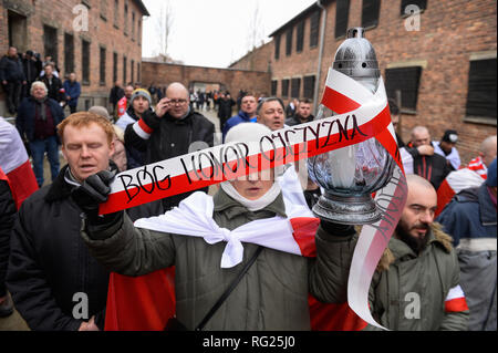 Oswiecim, Pologne. 27 Jan, 2019. Des militants d'extrême droite polonais sont vu assister à une extrême droite mars mémorial pour rendre hommage aux Polonais qui ont été tués à l'ancien camp de la mort nazi d'Auschwitz-Birkenau allemande au cours de la 74e anniversaire de la libération d'Auschwitz.En novembre 2015, Piotr Rybak brûlé une marionnette sous la forme d'un Juif orthodoxe au cours d'une extrême droite propest à Wroclaw. Credit : Omar Marques/SOPA Images/ZUMA/Alamy Fil Live News Banque D'Images