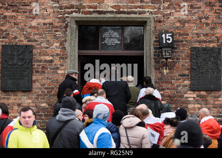 Oswiecim, Pologne. 27 Jan, 2019. Des militants d'extrême droite polonais sont vu assister à une extrême droite masse mémorial pour rendre hommage aux Polonais qui ont été tués à l'ancien camp de la mort nazi d'Auschwitz-Birkenau allemande au cours de la 74e anniversaire de la libération d'Auschwitz. En novembre 2015, Piotr Rybak brûlé une marionnette sous la forme d'un Juif orthodoxe au cours d'une extrême droite propest à Wroclaw. Credit : Omar Marques/SOPA Images/ZUMA/Alamy Fil Live News Banque D'Images