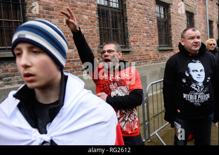 Oswiecim, Pologne. 27 Jan, 2019. Des militants d'extrême droite polonais sont vu assister à une extrême droite mars mémorial pour rendre hommage aux Polonais qui ont été tués à l'ancien camp de la mort nazi d'Auschwitz-Birkenau allemande au cours de la 74e anniversaire de la libération d'Auschwitz.En novembre 2015, Piotr Rybak brûlé une marionnette sous la forme d'un Juif orthodoxe au cours d'une extrême droite propest à Wroclaw. Credit : Omar Marques/SOPA Images/ZUMA/Alamy Fil Live News Banque D'Images