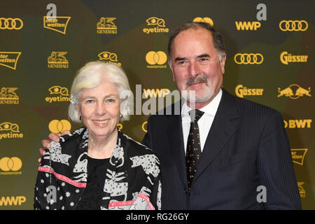 Kitzbühel, Autriche. 26 janvier 2019. Bernd Pischetsrieder, Président désigné du Conseil de gestion du groupe Volkswagen, Bernd Pischetsrieder, et son épouse Doris viennent à la course de Kitzbühel partie. Cet événement a lieu traditionnellement dans la zone d'arrivée de la course du Hahnenkamm. Photo : Felix Hörhager/dpa dpa : Crédit photo alliance/Alamy Live News Crédit : afp photo alliance/Alamy Live News Banque D'Images