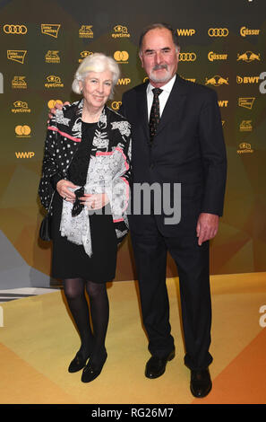 Kitzbühel, Autriche. 26 janvier 2019. Bernd Pischetsrieder, Président désigné du Conseil de gestion du groupe Volkswagen, Bernd Pischetsrieder, et son épouse Doris viennent à la course de Kitzbühel partie. Cet événement a lieu traditionnellement dans la zone d'arrivée de la course du Hahnenkamm. Photo : Felix Hörhager/dpa dpa : Crédit photo alliance/Alamy Live News Crédit : afp photo alliance/Alamy Live News Banque D'Images