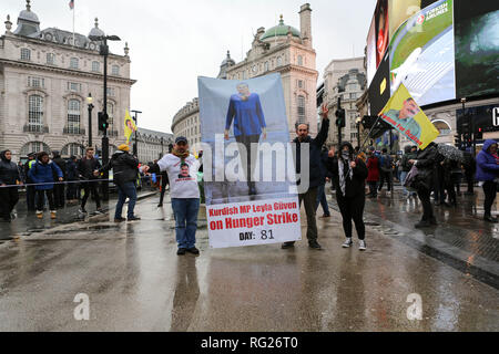 Londres, Royaume-Uni. 27 Jan, 2019. Protestation à défendre les Kurdes de Turquie, mars de Portland Place à Trafalgar Square. Penelope Barritt/Alamy Live News Banque D'Images