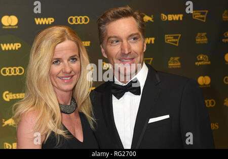 Kitzbühel, Autriche. 26 janvier 2019. Skieur Hans Knauss vient à la Race Kitz parti avec sa femme Barbara. Cet événement a lieu traditionnellement dans la zone d'arrivée de la course du Hahnenkamm. Photo : Felix Hörhager/dpa dpa : Crédit photo alliance/Alamy Live News Banque D'Images