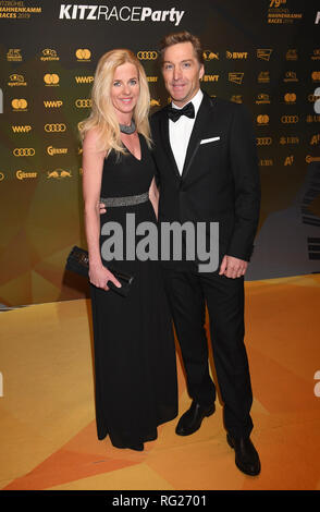 Kitzbühel, Autriche. 26 janvier 2019. Skieur Hans Knauss vient à la Race Kitz parti avec sa femme Barbara. Cet événement a lieu traditionnellement dans la zone d'arrivée de la course du Hahnenkamm. Photo : Felix Hörhager/dpa dpa : Crédit photo alliance/Alamy Live News Banque D'Images