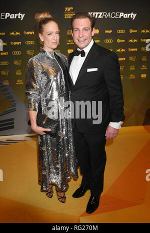 Kitzbühel, Autriche. 26 janvier 2019. La chanteuse Vera Böhnisch et Doppler Franz Joseph viennent à la course de Kitzbühel partie. Cet événement a lieu traditionnellement dans la zone d'arrivée de la course du Hahnenkamm. Photo : Felix Hörhager/dpa dpa : Crédit photo alliance/Alamy Live News Banque D'Images