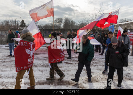 Oswiecim, Pologne. 27 mars, 2018. Le jour de l'holocauste. Des militants d'extrême droite sous la direction de Piotr Rybak, précédemment condamné pour l'incendie d'une figure d'un Juif, organisé à la mars Camp de la mort nazi allemand Auschwitz Birkenau soi-disant pour célébrer les victimes polonaises du camp de la mort. Credit : Filip Radwanski/Alamy Live News Banque D'Images