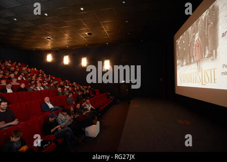 Berlin, Allemagne. 27 Jan, 2019. Au début de l'examen préalable de 'Schindler's List', l'AFD Membre du Parlement Joachim Paul (M) est assis tout seul dans le cinéma. Le cinéma dans le Westerwald causé au départ une sensation dans le monde entier lorsqu'il a offert aux membres de l'AFD entrée libre au film 'Schindler's List' sur le Jour commémoratif de l'Holocauste. Crédit : Thomas Frey/dpa/Alamy Live News Banque D'Images