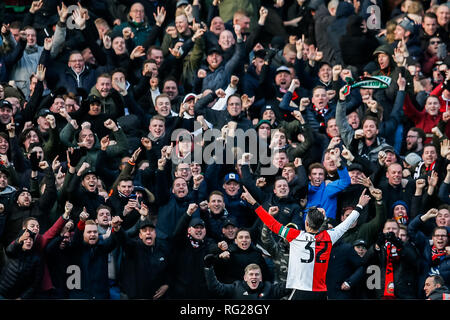 Rotterdam, Pays-Bas. 27 Jan, 2019. Rotterdam, Pays-Bas. 27 Jan, 2019. ROTTERDAM , Pays-Bas , 27-01-2019 , stade De Kuip , Football , Saison 2018/2019 Eredivisie néerlandaise , , Feyenoord - Ajax , résultat final 6-2 , Feyenoord dvd Robin van Persie célèbre son but avec les fans Crédit : Pro Shots/Alamy Live News Banque D'Images