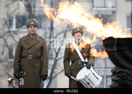 Varsovie, Pologne. 27 Jan, 2019. Les soldats sont vus au cours de la commémoration de l'Holocauste, le service au Monument des Héros du Ghetto de Varsovie, Pologne, 27 janvier 2019. Ce dimanche marque le 74e anniversaire de la libération des camps de concentration d'Auschwitz-Birkenau où plus de 1,1 millions de personnes ont été exterminées pendant l'occupation nazie de la Pologne. En 2005, l'Assemblée générale des Nations Unies a désigné le 27 janvier, l'anniversaire de la libération d'Auschwitz-Birkenau, en tant qu'international Holocaust Remembrance Day. Credit : Jaap Arriens/Xinhua/Alamy Live News Banque D'Images