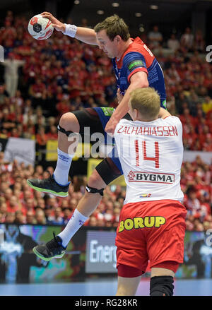 Herning, Danemark. 27 Jan, 2019. Handball : WM, ronde, final, le Danemark - Norvège. Du Danemark Anders Zachariassen (avant) et la Norvège's Sander Sagosen lutte pour la balle. Axel Heimken Crédit :/dpa/Alamy Live News Banque D'Images