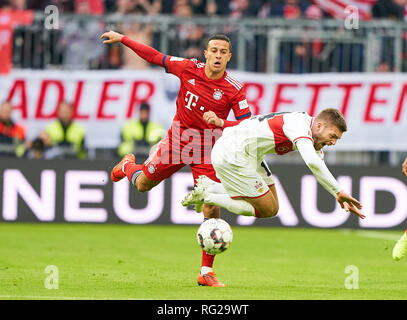 Muncih, Allemagne. 27 janvier 2019. Thiago ALCANTARA, FCB 6 concurrence pour la balle, s'attaquer, duel, l'en-tête, action, lutte contre Alexander ESSWEIN, le VFB 14 FC BAYERN MUNICH - VFB STUTTGART - DFL RÈGLEMENT INTERDIT TOUTE UTILISATION DES PHOTOGRAPHIES comme des séquences d'images et/ou quasi-vidéo - 1.ligue de soccer allemand , Munich, 27 Janvier 2019 20 saison 2018/2019, journée, FCB, München, © Peter Schatz / Alamy Live News Banque D'Images