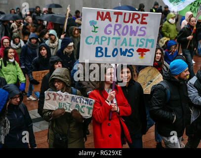 Bruxelles, Belgique. 27 Jan, 2019. Les gens tiennent des pancartes qu'ils assistent à un climat mars à Bruxelles, Belgique, 27 janvier 2019. Bruxelles a appelé 'lieu de mars Climate' le dimanche, alors que des dizaines de milliers de personnes ont réclamé le gouvernement belge d'augmenter ses efforts pour faire face au changement climatique. Credit : Zhang Cheng/Xinhua/Alamy Live News Banque D'Images