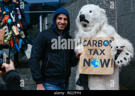 Bruxelles, Belgique. 27 Jan, 2019. Les gens tiennent des pancartes qu'ils assistent à un climat mars à Bruxelles, Belgique, 27 janvier 2019. Bruxelles a appelé 'lieu de mars Climate' le dimanche, alors que des dizaines de milliers de personnes ont réclamé le gouvernement belge d'augmenter ses efforts pour faire face au changement climatique. Credit : Zhang Cheng/Xinhua/Alamy Live News Banque D'Images