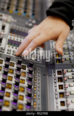 Ingénieur du son travaillant sur la console de mixage de la musique dans le studio d'enregistrement. Focus sélectif. Banque D'Images