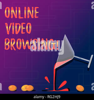 Texte de l'écriture Navigation vidéo en ligne. Sens Concept processus interactif de l'écrémage par le contenu vidéo en verre vin Cocktail Pouring Liquid avec Banque D'Images