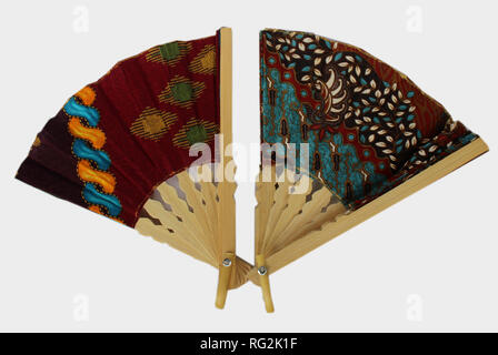 Une main en bois ventilateur en javanais appelé tissu batik. Exotique. Banque D'Images