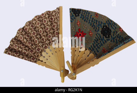Une main en bois ventilateur en javanais appelé tissu batik. Exotique. Banque D'Images