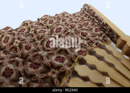 Une main en bois ventilateur en javanais appelé tissu batik. Exotique. Banque D'Images