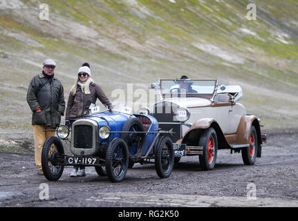 Les concurrents d'attendre pour démarrer un test de conduite le long d'une section de l'ancienne piste de Brooklands, comme ils prennent part à la Vintage Sports-Car Club tests de conduite annuels à la Brooklands Museum à Weybridge, Surrey. Banque D'Images