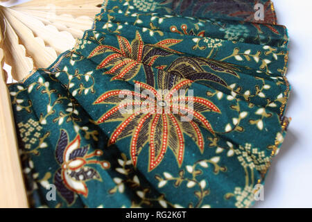 Une main en bois ventilateur en javanais appelé tissu batik. Exotique. Banque D'Images