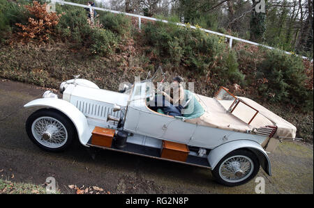 Un concurrent sur leur 1912 Rolls-Royce Silver Ghost prend sur le 'Test' pendant la Vintage Sports-Car Club tests de conduite annuels à la Brooklands Museum à Weybridge, Surrey. Banque D'Images