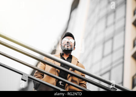Low angle view of young businessman standing in front of office building Banque D'Images