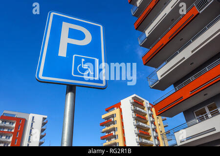 Les places de stationnement pour personnes handicapées sign in housing estate, Prague République Tchèque Banque D'Images