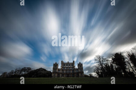 NOTE DE LA RÉDACTION longue exposition nuages sur Wollaton Hall à Nottingham. Banque D'Images