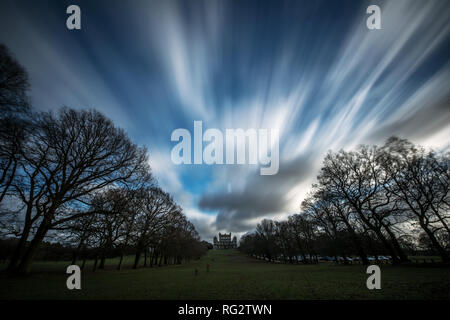 NOTE DE LA RÉDACTION longue exposition nuages sur Wollaton Hall à Nottingham. Banque D'Images