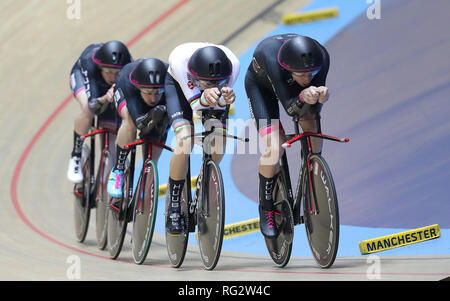 HUUB- Wattbike Test Team riders (gauche-droite) John Archibald, Dan Bigham, Charlie et Jonathan Tanfield Wale sur leur façon de gagner Men's Poursuite par équipe, finale au cours de la troisième journée du championnat national de la voie au Centre National de cyclisme, Manchester. Banque D'Images